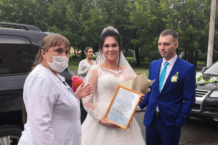 Пара запланировала свадьбу еще полгода назад и не стала отменять торжество Пара запланировала свадьбу еще полгода назад и не стала отменять торжество