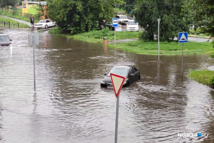 Второй день в Красноярске, практически не прекращаясь, идет дождь Второй день в Красноярске, практически не прекращаясь, идет дождь