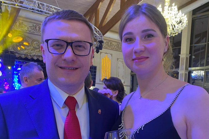 Этот снимок с Алексеем Текслером конькобежка сделала на той же вечеринке Этот снимок с Алексеем Текслером конькобежка сделала на той же вечеринке