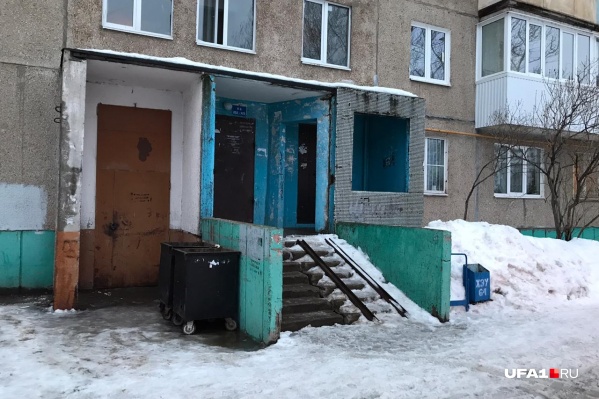 В этом подъезде долгие годы жил с женой и сыном Владимир Зайцев В этом подъезде долгие годы жил с женой и сыном Владимир Зайцев