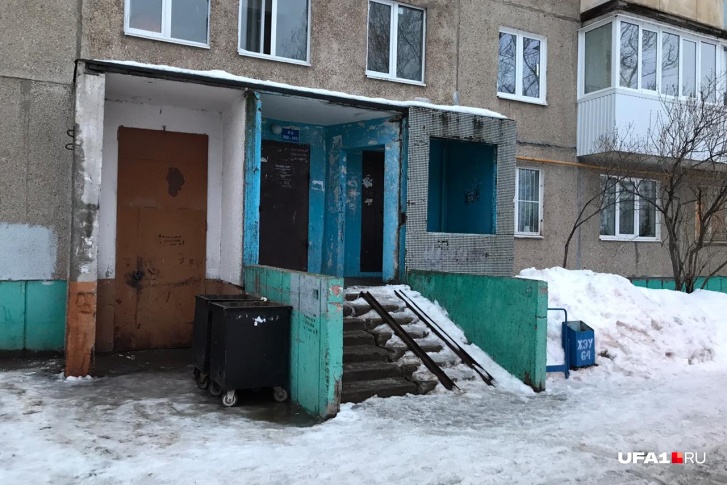 В этом подъезде долгие годы жил с женой и сыном Владимир Зайцев В этом подъезде долгие годы жил с женой и сыном Владимир Зайцев