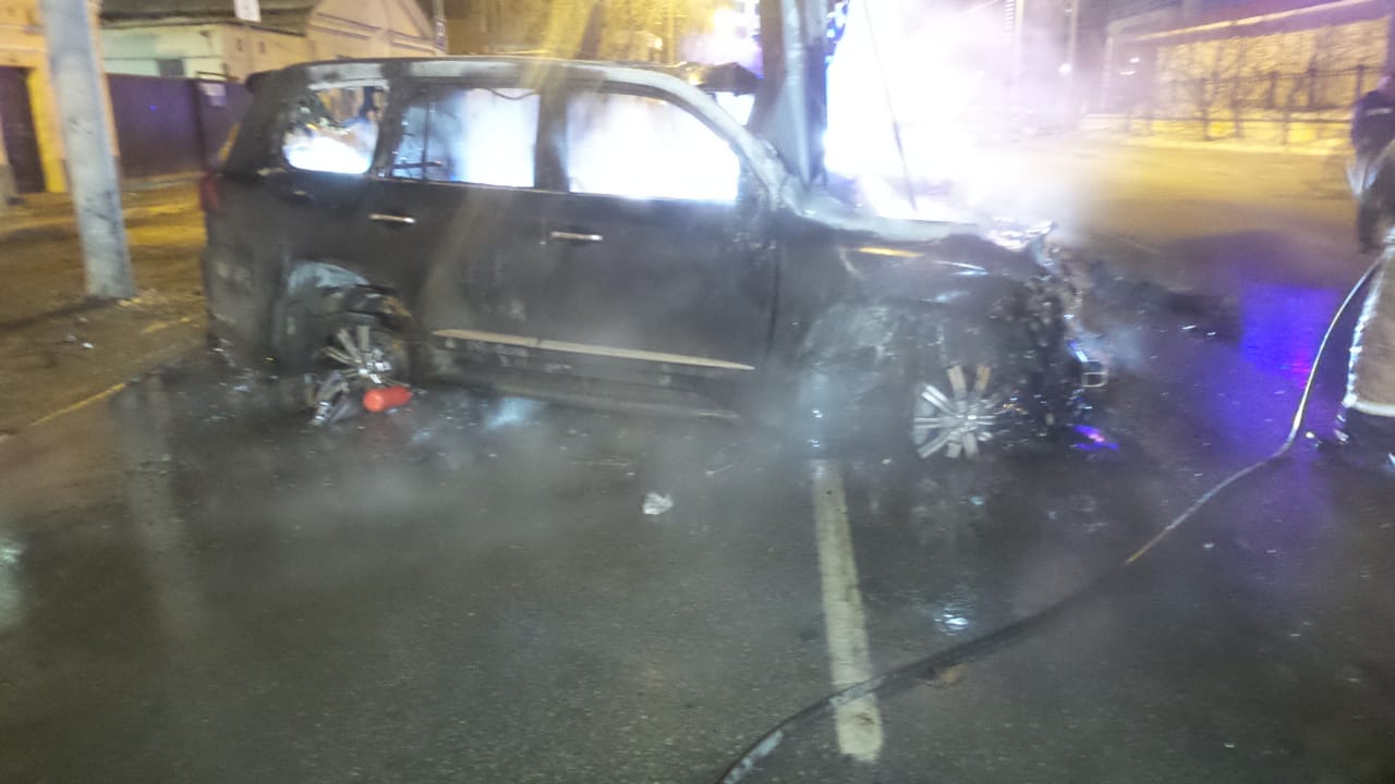Авария, в которой Lexus c «блатными» номерами насмерть сбил пешехода и загорелся, попала на видео