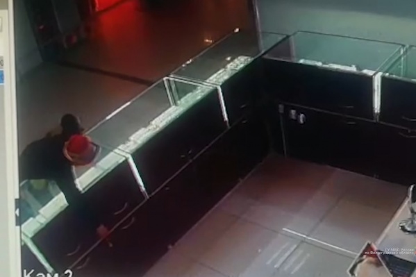 Злоумышленники воспользовались оставленными в замках витрин ключами Злоумышленники воспользовались оставленными в замках витрин ключами