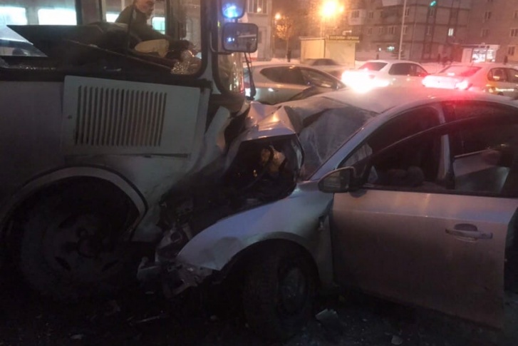 Иномарка оказалась на встречке и врезалась в ПАЗ Иномарка оказалась на встречке и врезалась в ПАЗ