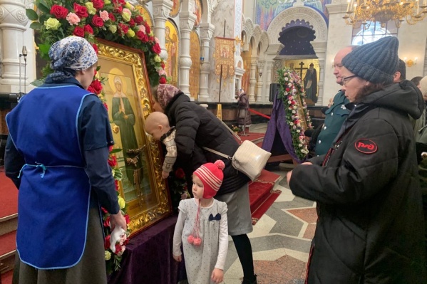 После каждого прихожанина киот, в котором находится икона, протирают После каждого прихожанина киот, в котором находится икона, протирают