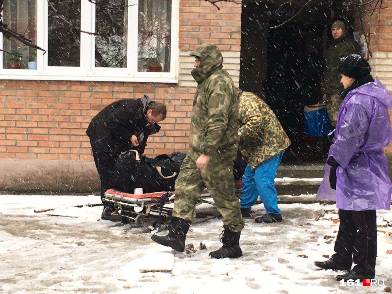 Службы увозят тела погибших Службы увозят тела погибших