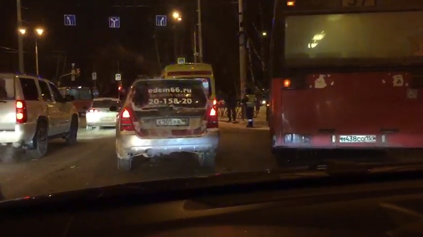 На месте скорая и МЧС: Московская встала в пробку из-за автобуса, попавшего в ДТП