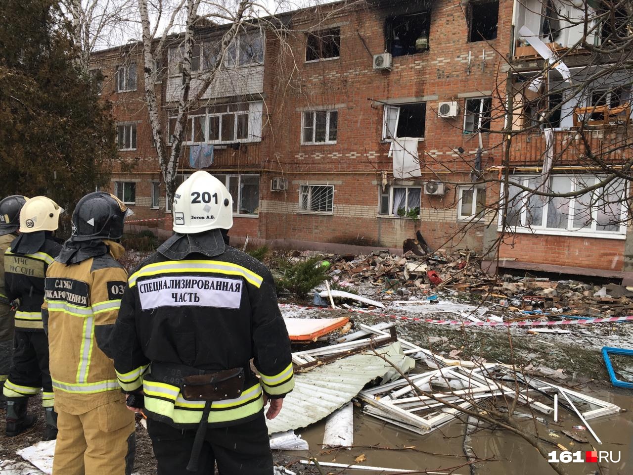 От взрывной волны выбило окна не только на третьем, но и на втором этаже От взрывной волны выбило окна не только на третьем, но и на втором этаже