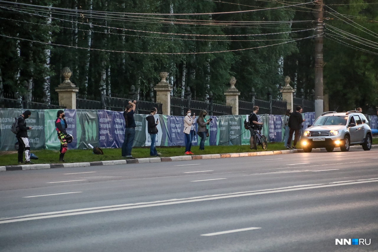 Многие автомобилисты, проезжая мимо, сигналили — выражали поддержку Многие автомобилисты, проезжая мимо, сигналили — выражали поддержку