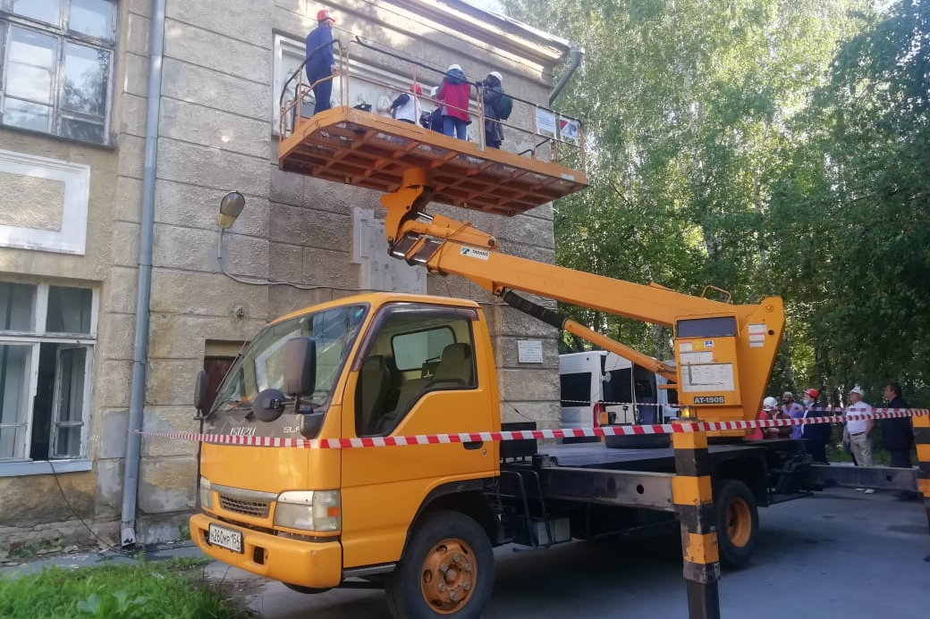 Здание школы снесут, а панно будут делать заново Здание школы снесут, а панно будут делать заново