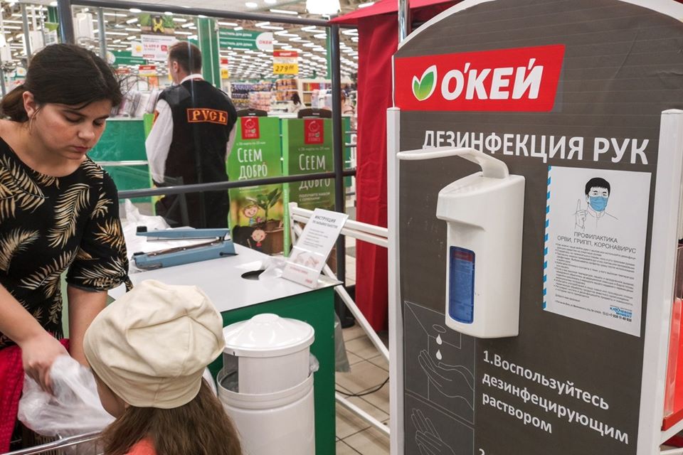 В ростовском «Окее» разделительных линий нет, зато в микрофон регулярно объявляют о необходимости держать дистанцию В ростовском «Окее» разделительных линий нет, зато в микрофон регулярно объявляют о необходимости держать дистанцию