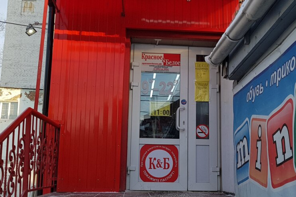 Ребёнок катался на самокате возле этого магазина Ребёнок катался на самокате возле этого магазина