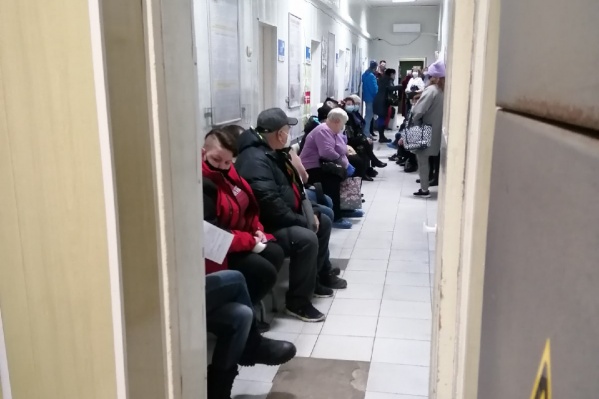 Списки на прием к врачам составляются еще с вечера Списки на прием к врачам составляются еще с вечера