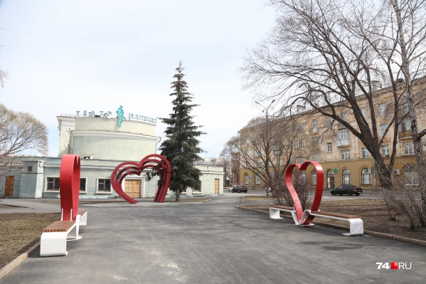 Фотозону и скамейки установили в сквере у кинотеатра имени Пушкина и загса в Советском районе Фотозону и скамейки установили в сквере у кинотеатра имени Пушкина и загса в Советском районе