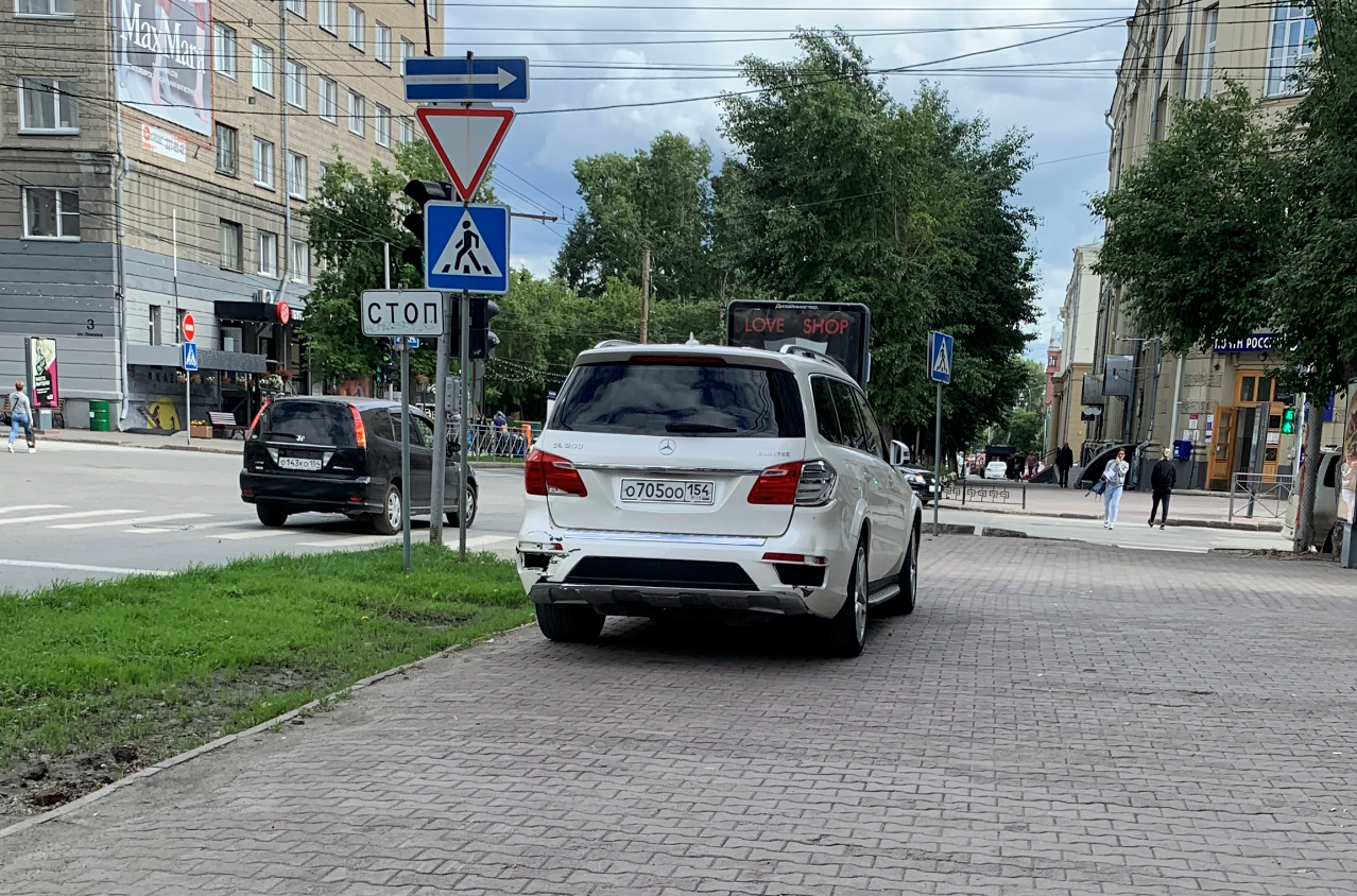 На тротуаре На тротуаре 
