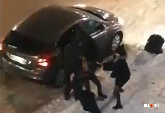 В Екатеринбурге неизвестные попытались похитить молодую девушку
