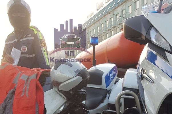 В центре Красноярска сбили полицейского на мотоцикле