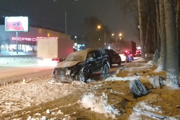 Автомобиль врезался в дерево Автомобиль врезался в дерево