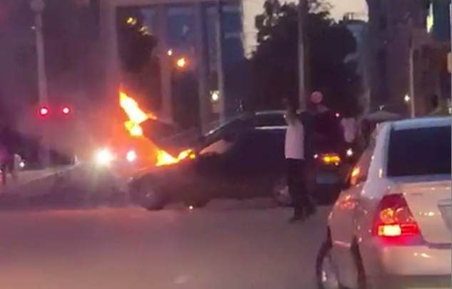 В центре Новосибирска загорелся «Мерседес» — очевидцы сняли пожар на видео