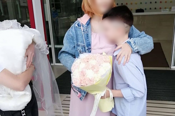 На выписке из роддома девочку встречал её <nobr class="_">11-летний</nobr> друг На выписке из роддома девочку встречал её <nobr class="_">11-летний</nobr> друг