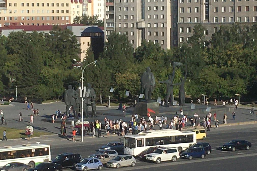 Так пикет выглядит с балкона одного из ближайших к площади Ленина домов Так пикет выглядит с балкона одного из ближайших к площади Ленина домов