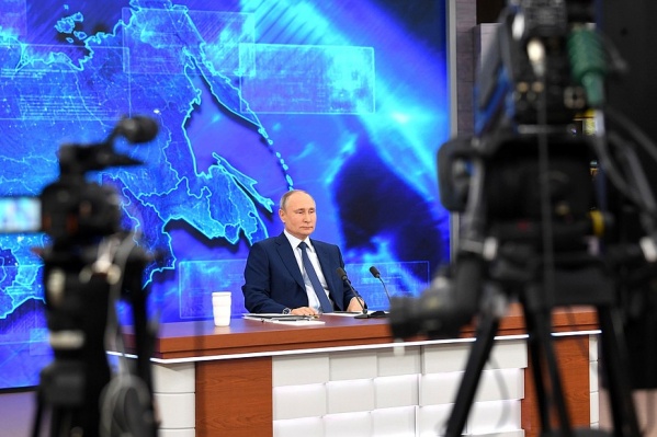 Один-два раза в год Владимир Путин проводит долгие прямые эфиры с ответами на вопросы Один-два раза в год Владимир Путин проводит долгие прямые эфиры с ответами на вопросы