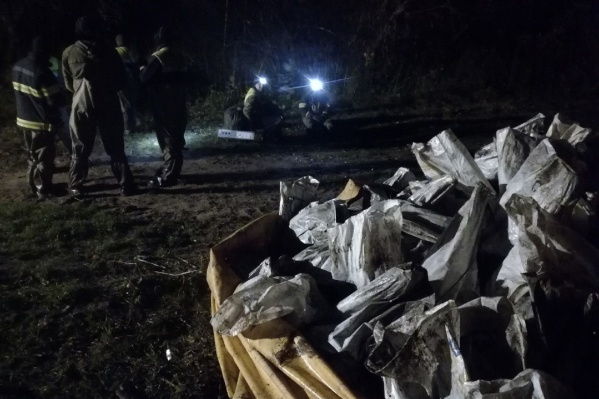Загрязнен был, по оценкам спасателей, берег реки протяженностью около полукилометра и шириной около пяти метров Загрязнен был, по оценкам спасателей, берег реки протяженностью около полукилометра и шириной около пяти метров