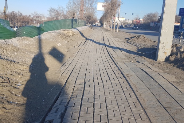 На тротуаре Большевистской дефекты появляются несколько лет подряд На тротуаре Большевистской дефекты появляются несколько лет подряд