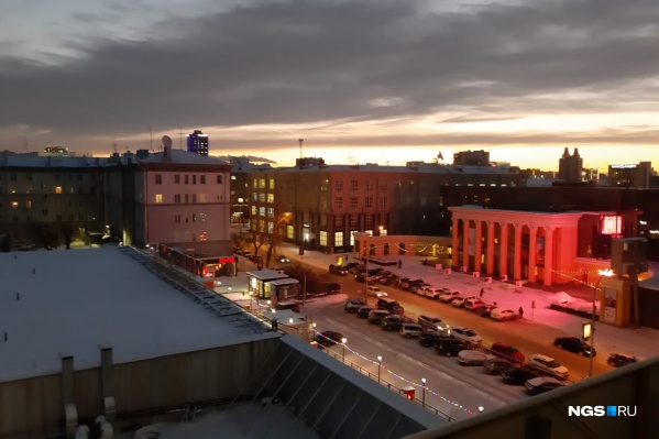 Такой рассвет можно было увидеть в центре города Такой рассвет можно было увидеть в центре города
