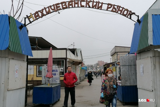 При этом даже в таком месте скопления людей, лиц в масках очень мало