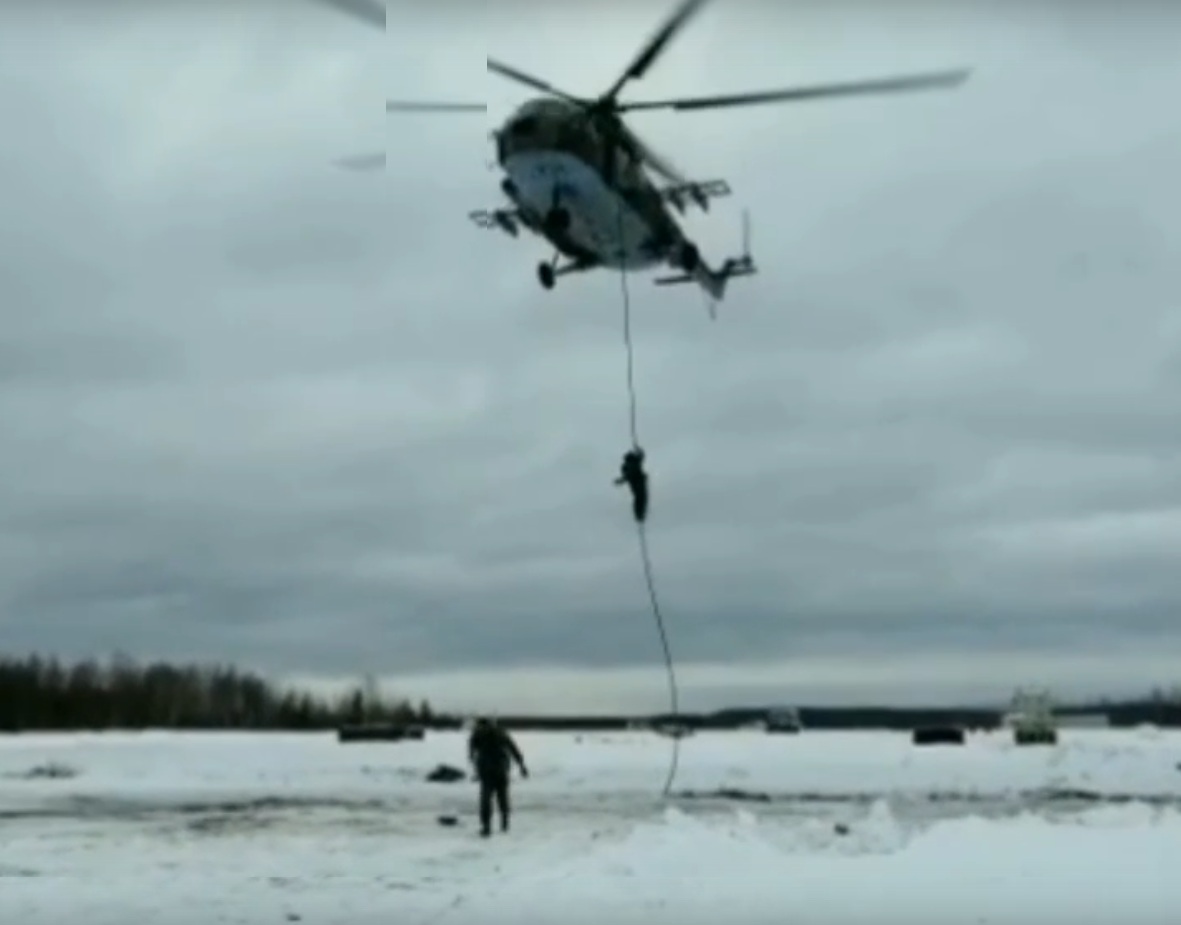 Архангельские росгвардейцы показали, как десантируются с вертолета: смотрим видео