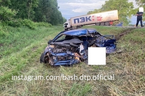 Легковушка оказалась смята Легковушка оказалась смята 