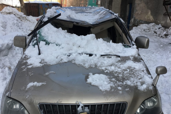 Наледь серьезно повредила автомобиль Наледь серьезно повредила автомобиль