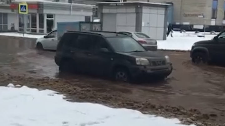 «Теперь есть своё море!»: в Ярославле затопило целую улицу. Видео