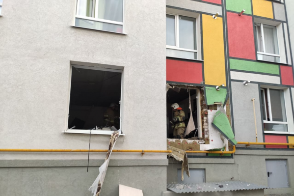 Пожарные на месте разбирали завалы Пожарные на месте разбирали завалы