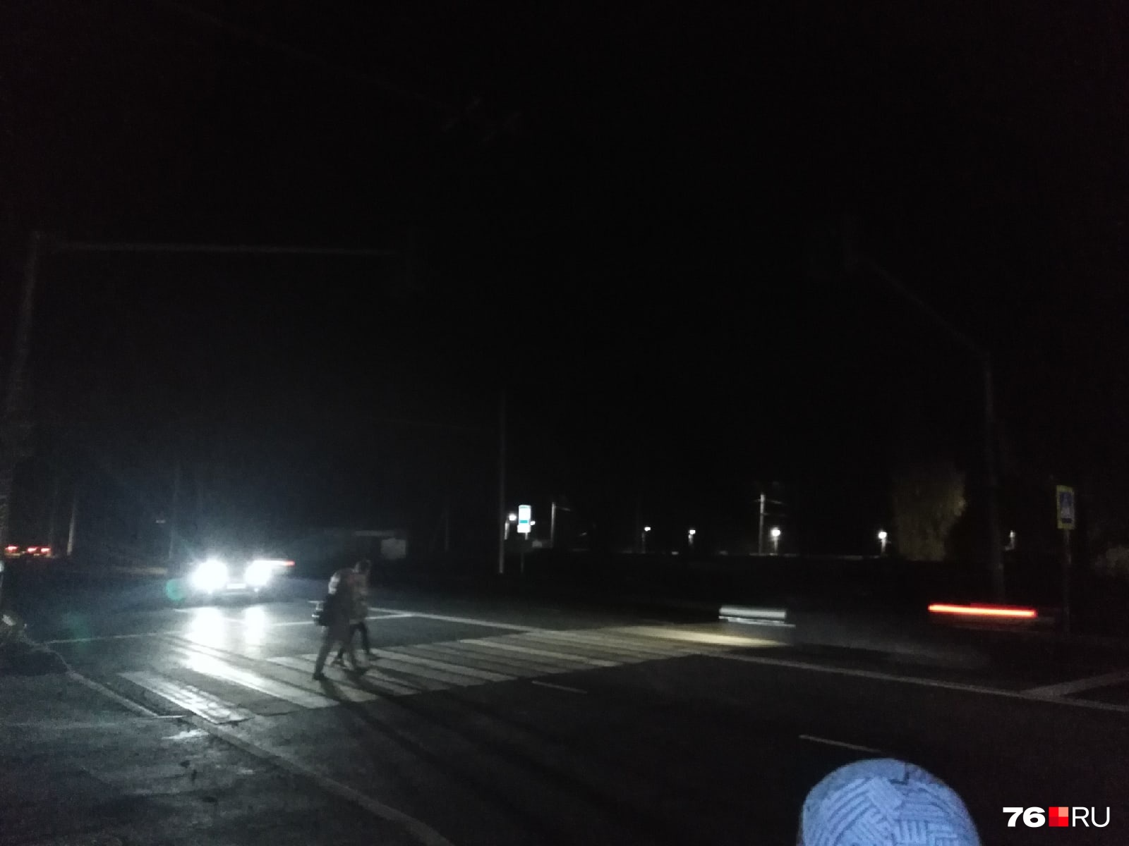 Детям светят только фары: в Ярославле Тутаевское шоссе погрузилось в кромешную тьму