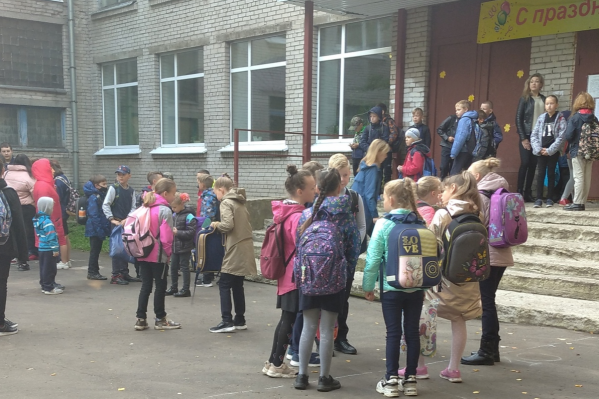 Архангелогородка переживает, что в холодную погоду, ожидая на улице своей очереди зайти в школу, многие дети простудятся Архангелогородка переживает, что в холодную погоду, ожидая на улице своей очереди зайти в школу, многие дети простудятся
