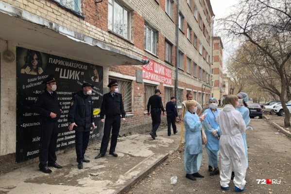 У общежития сейчас дежурят полицейские и медики У общежития сейчас дежурят полицейские и медики