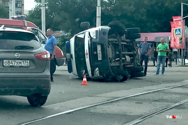 ДТП произошло днём во вторник на перекрёстке в Магнитогорске ДТП произошло днём во вторник на перекрёстке в Магнитогорске