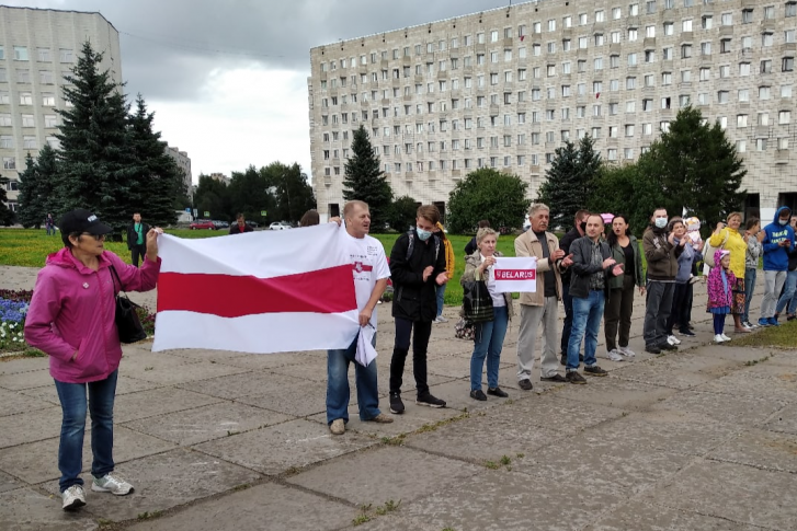 Акция солидарности с протестующими в Хабаровске и Белоруссии прошла на площади Ленина 15 августа. Юрий Чесноков держит флаг справа Акция солидарности с протестующими в Хабаровске и Белоруссии прошла на площади Ленина 15 августа. Юрий Чесноков держит флаг справа