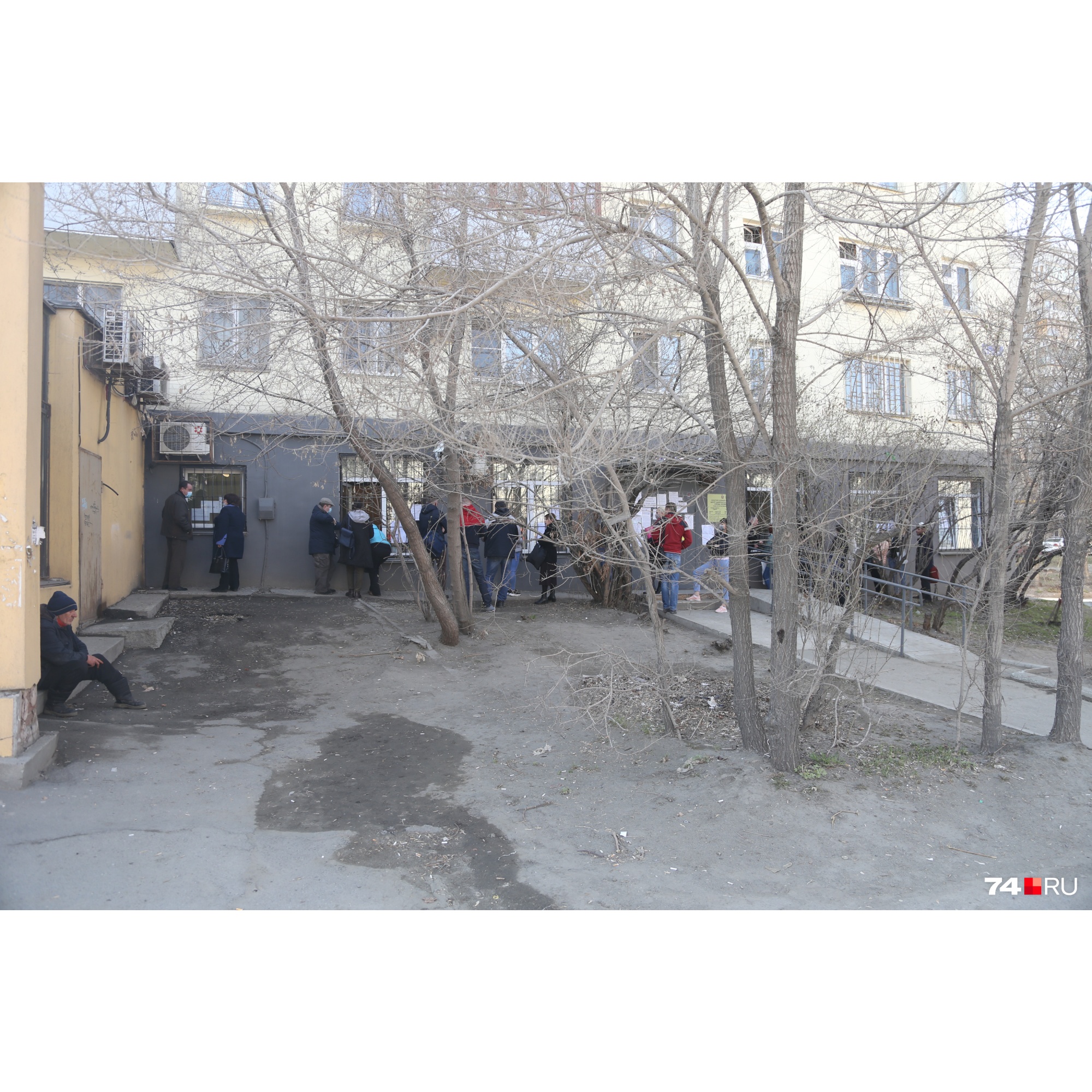 Очередь около центра занятости на Свердловском проспекте — самая внушительная Очередь около центра занятости на Свердловском проспекте — самая внушительная