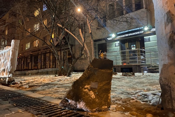 Неизвестные пытались выломать серебряного клеща из камня, к которому он прикреплен Неизвестные пытались выломать серебряного клеща из камня, к которому он прикреплен