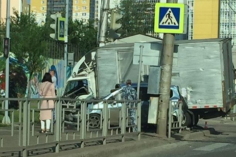 Автомобили встретились на перекрестке в 4 часа утра Автомобили встретились на перекрестке в 4 часа утра