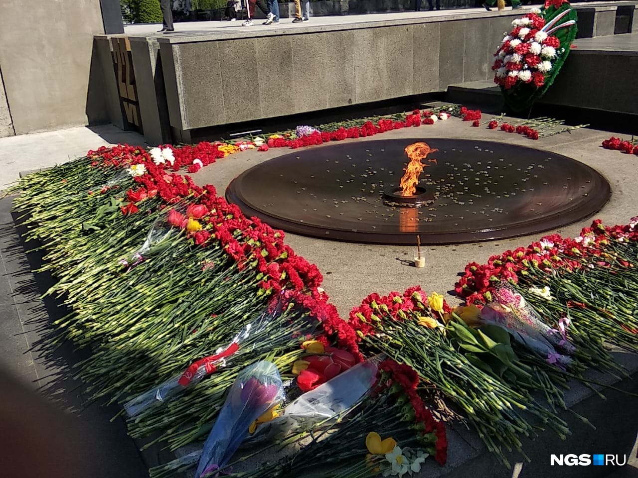 Сегодня очень много цветов у Вечного огня Сегодня очень много цветов у Вечного огня
