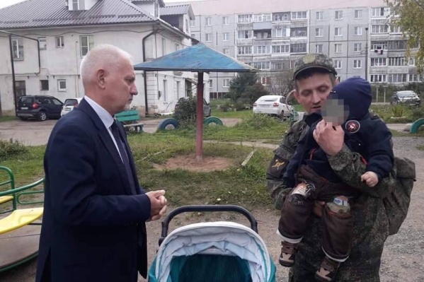 Отец-военный отдаст маленького сына в ясли Отец-военный отдаст маленького сына в ясли