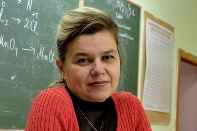 Учительница химии решила проверить знания вместе со своими учениками Учительница химии решила проверить знания вместе со своими учениками