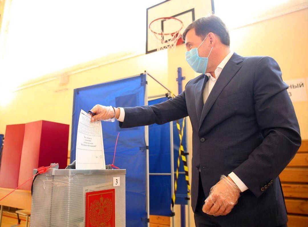 «Кому нужна ваша показуха в виде салюта и голосования по Конституции?» — отвечает Евгений Куйвашев
