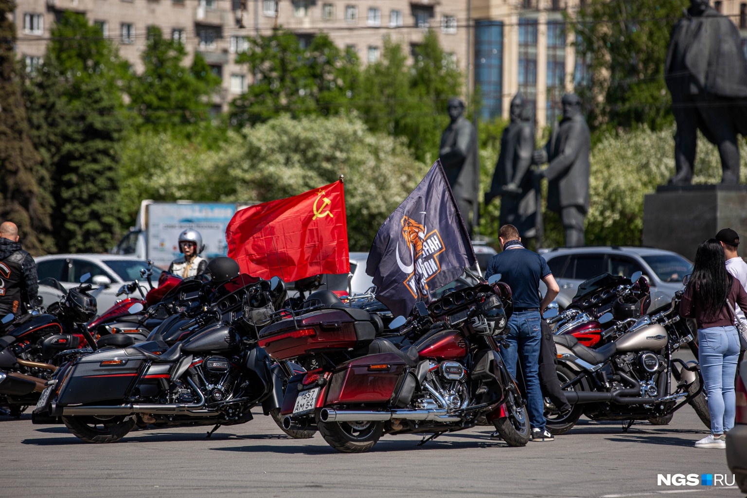 После обеда парковку в центре оккупировали байкеры После обеда парковку в центре оккупировали байкеры
