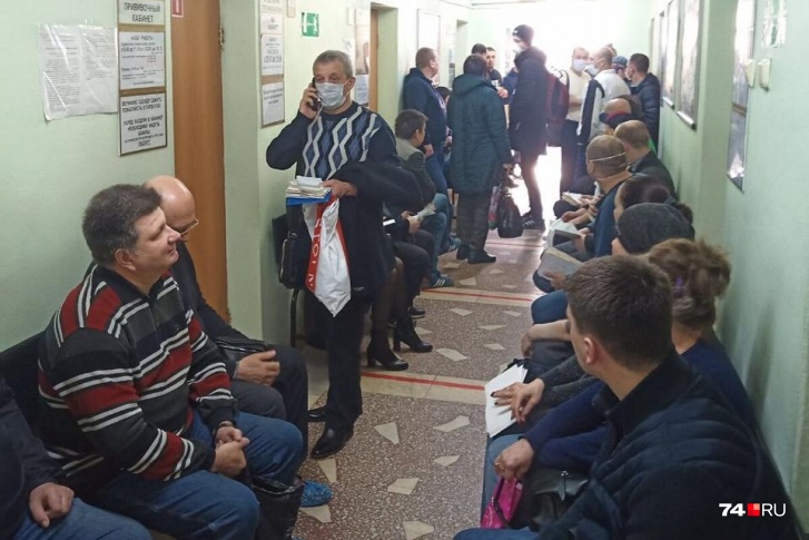 В узком коридоре соблюдать дистанцию проблематично В узком коридоре соблюдать дистанцию проблематично