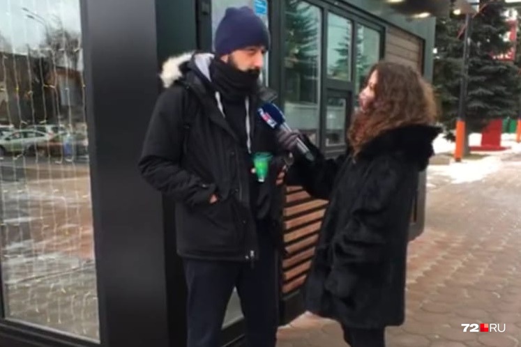 Мужчина считает, что он неплохо живет, у него есть стабильные работа и зарплата Мужчина считает, что он неплохо живет, у него есть стабильные работа и зарплата 